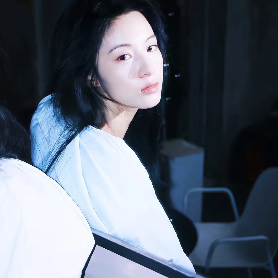 屋顶上的少女